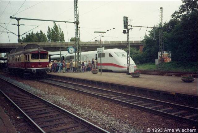 ICE und WUMAG-Triebwagen in Stade